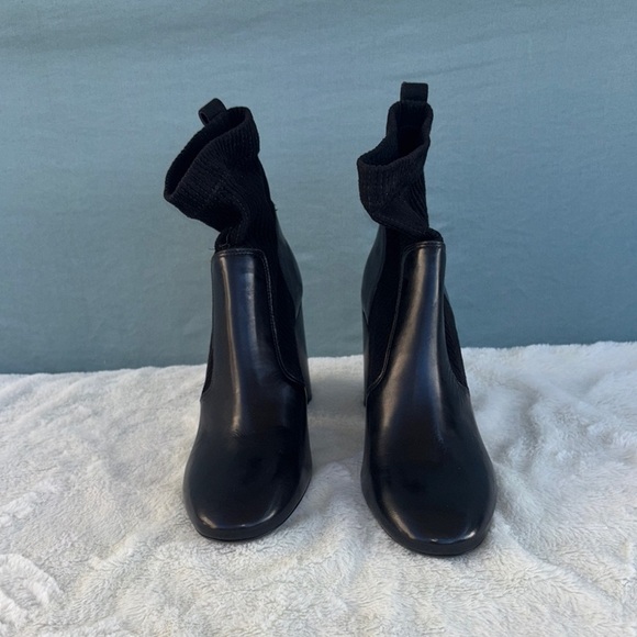 EUC Tory Burch Black Heeled Boots Sleek Design Sz 9.5 Women Leather Sock Bootie - Picture 1 of 10